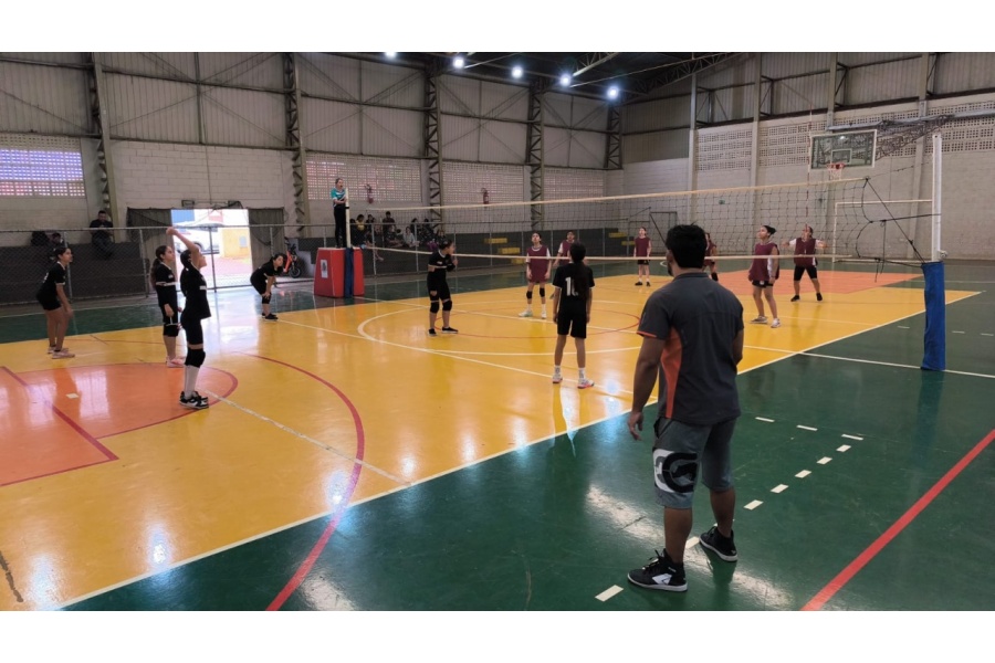Alunas disputam partida de vôlei nos Jogos da Primavera de Barretos