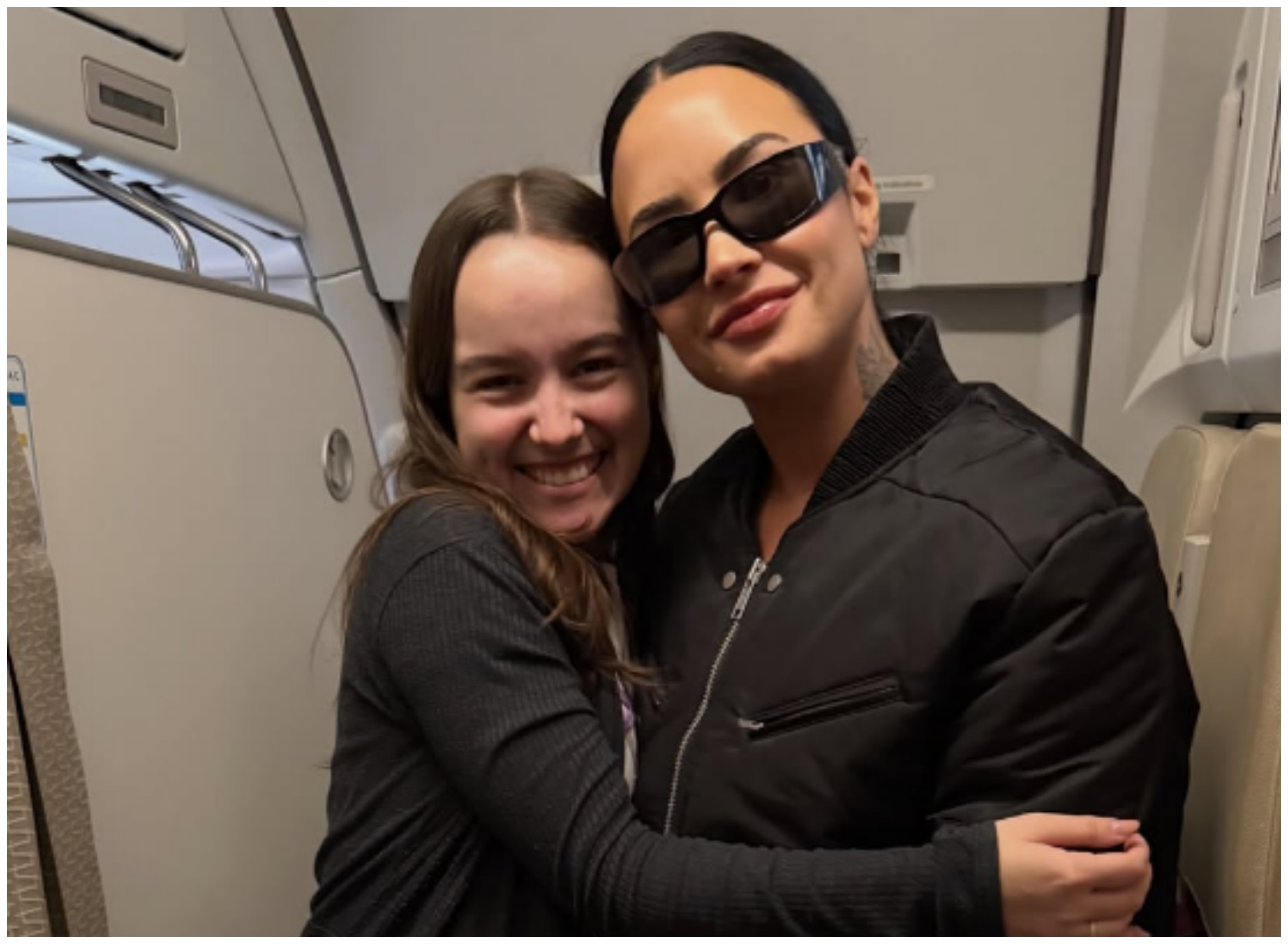 ‘Um dos dias mais felizes da minha vida’, diz comissária que perdeu 6 voos e, no 7º, encontrou Demi Lovato