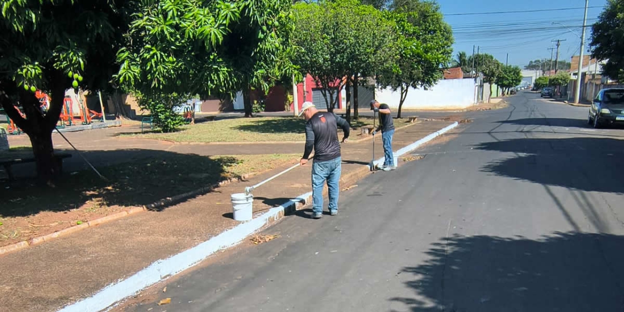 Praças e avenidas do setor Norte de Bebedouro recebem limpeza e manutenção