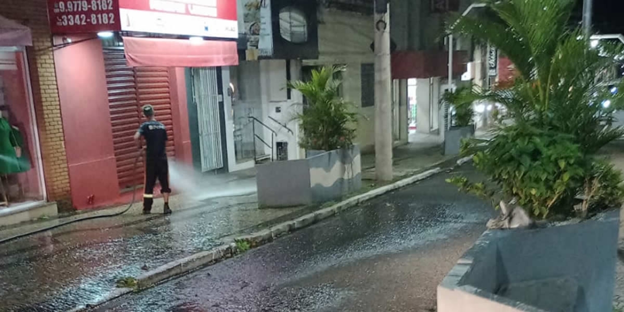 Bebedouro usa água de reuso na limpeza noturna das ruas do comércio